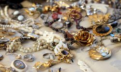 Comment nettoyer des bijoux noircis trouvés à petits prix en brocante ?