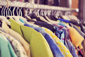 Lire la suite à propos de l’article Comment recycler les vieux vêtements trouvés en vide-greniers ou dans les placards de ses parents ?