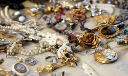 Comment dénicher des bijoux vintage en brocante ?