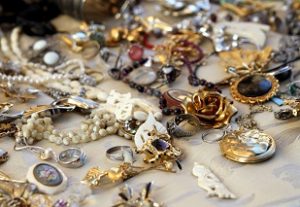 Lire la suite à propos de l’article Comment dénicher des bijoux vintage en brocante ?
